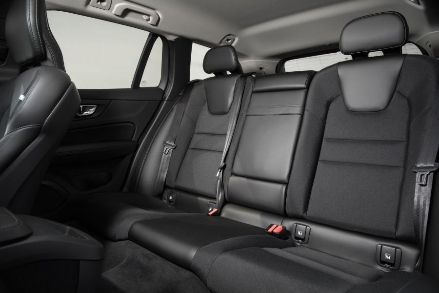 Интерьер Volvo V60 D4 Momemtum 2018 года  (UK) (фото 7 из 40)
